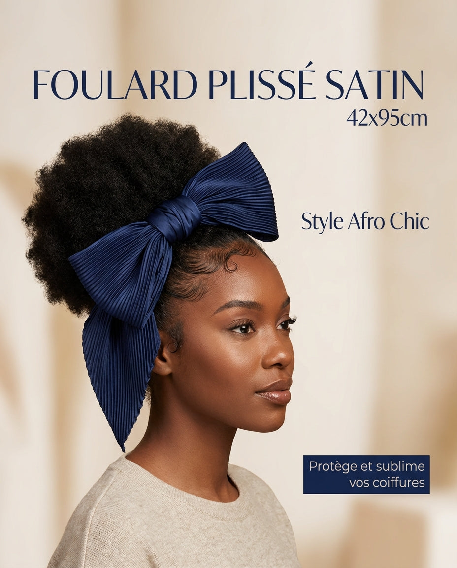 Femme portant un foulard plissé satiné bleu nuit inclus dans la Box Détente Antillaise